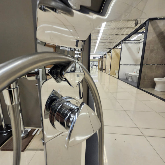 Aquabrass Nu Floormount Tub Filler Chrome Floormodel As Is N Side