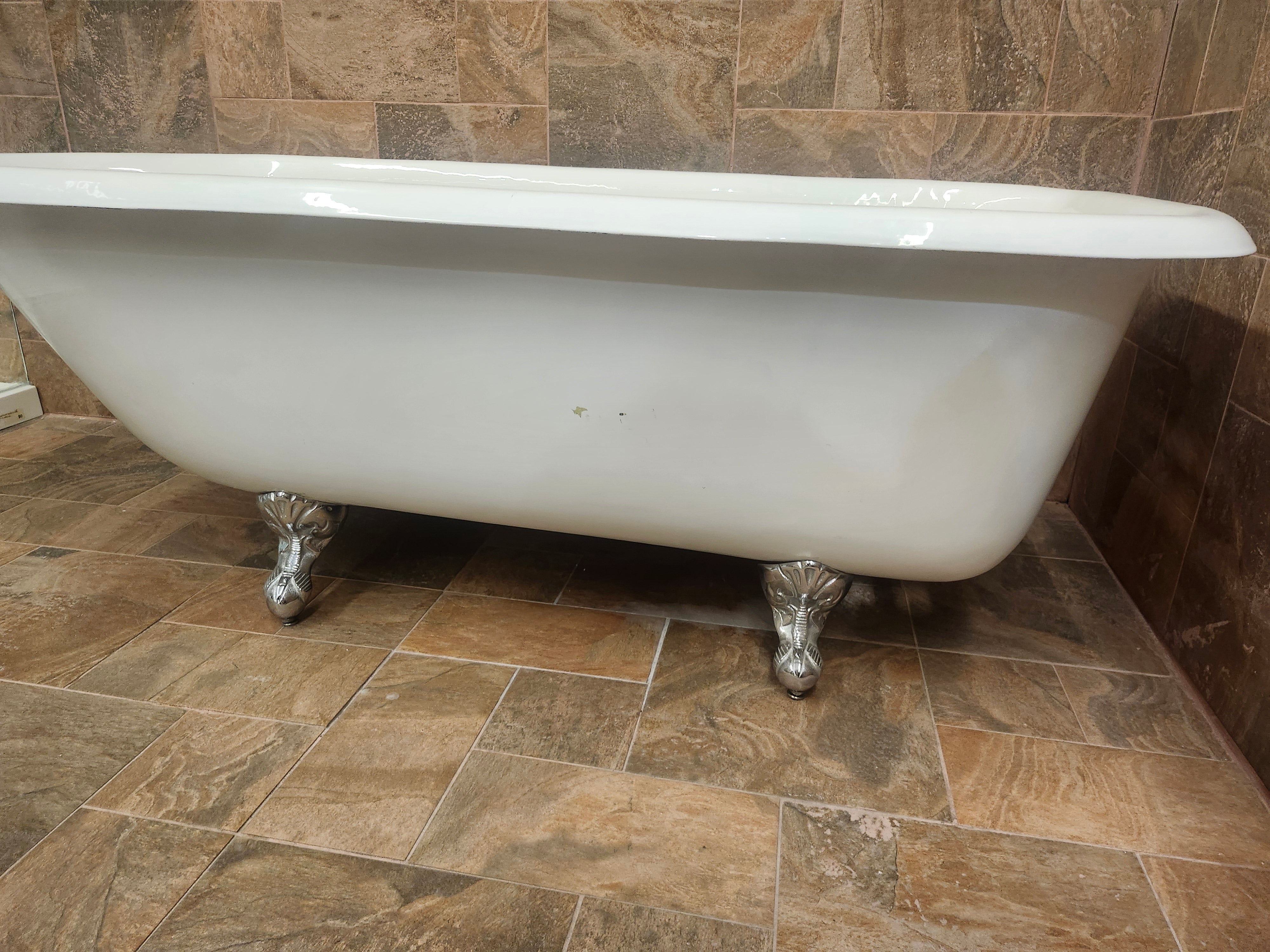 Clawfoot 67x30 Roll Top Freestanding Bathtub (No Feet) (as is)