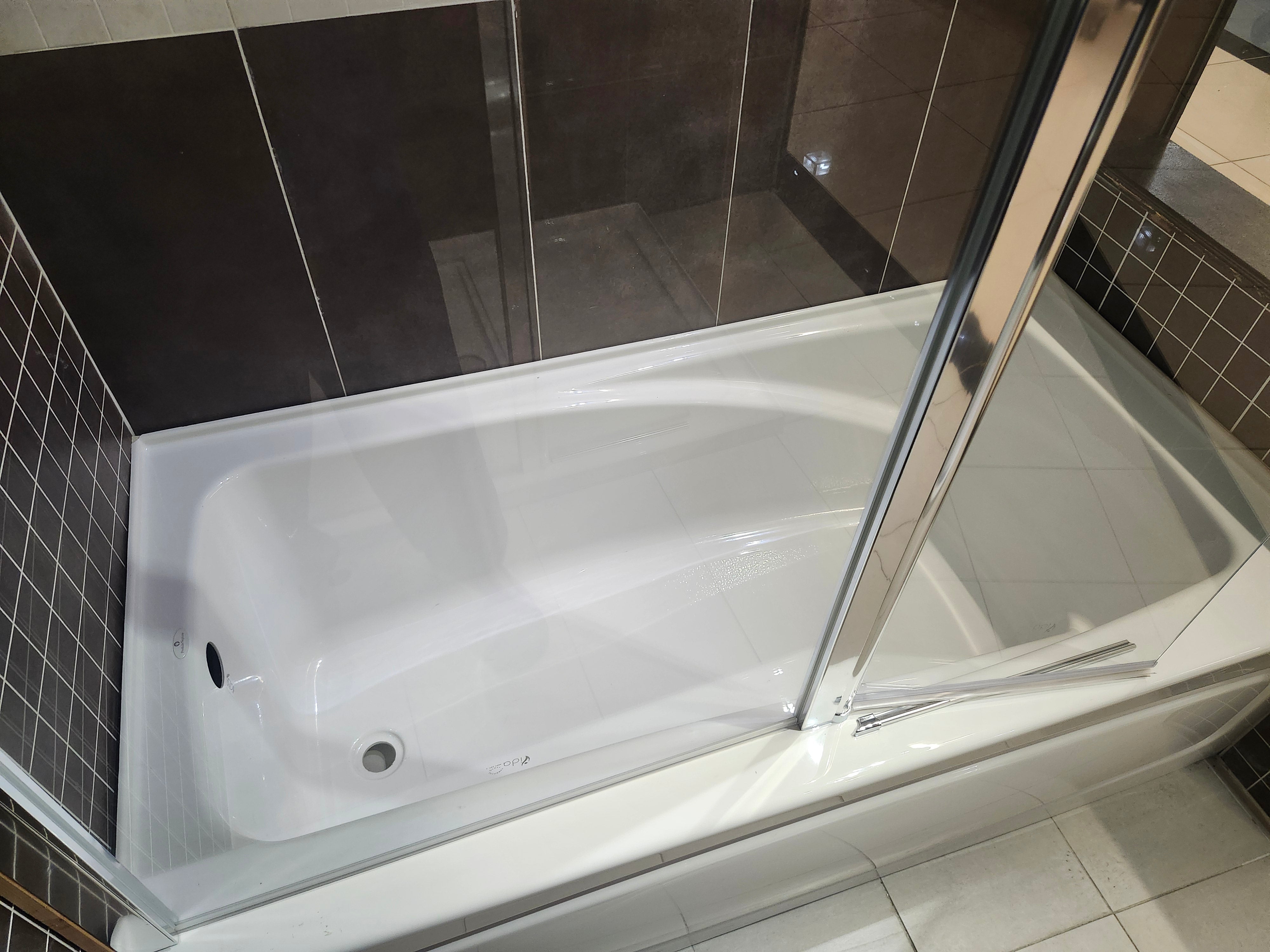Neptune 60 x 30 built in bathtub and vida tub door (as is)