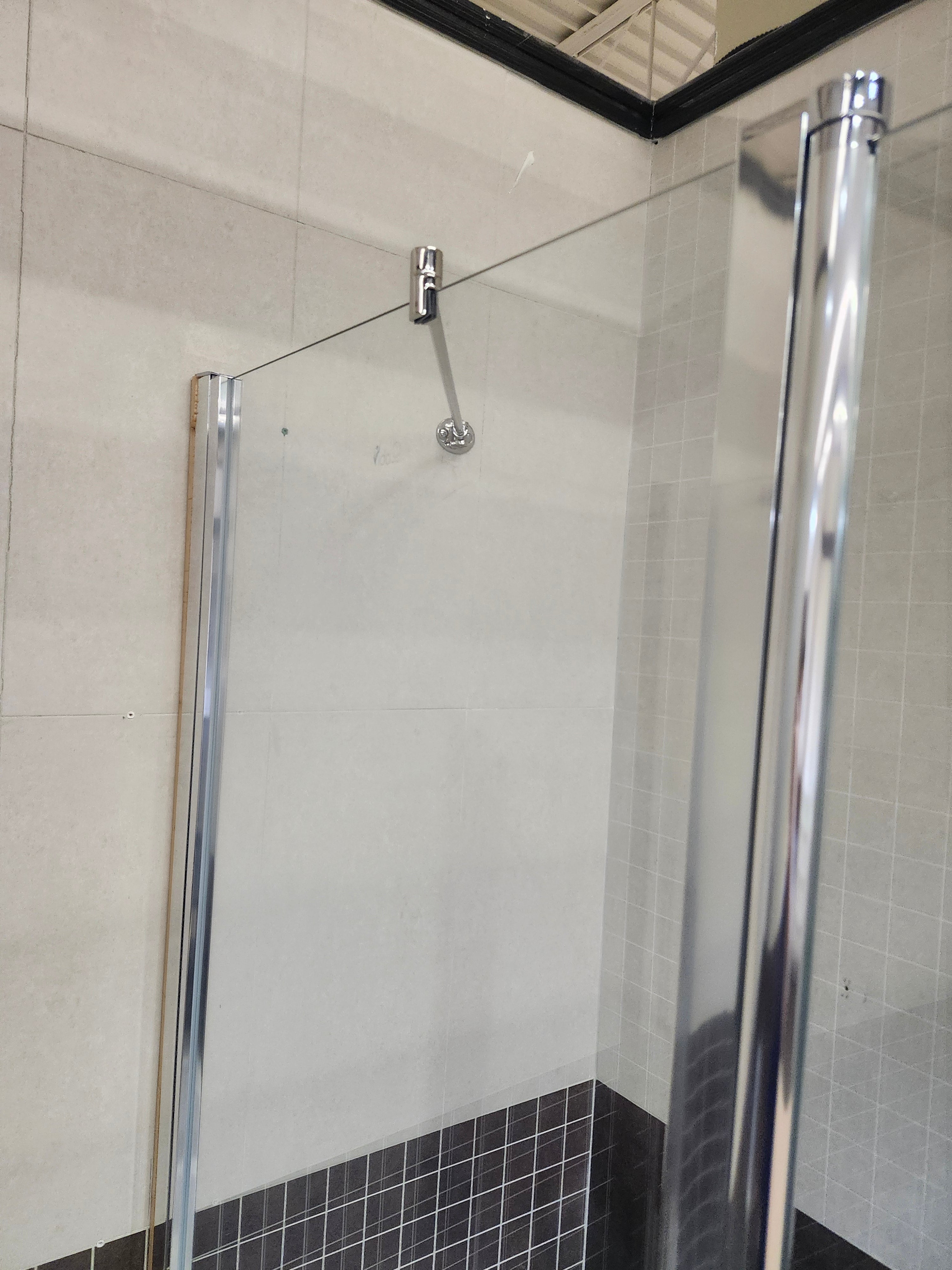 Neptune 60 x 30 built in bathtub and vida tub door (as is) - 0