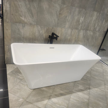 Rubi Eve 67 x 30 Freestanding Bathtub Floormodel Clearance as is M4