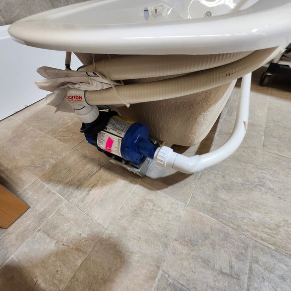 Maax Eterne 72 x 36 True Whirlpool Bathtub Floormodel Clearance As is Samor M10 101317100