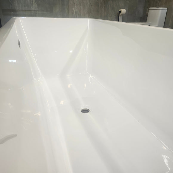 Rubi Eve 67 x 30 Freestanding Bathtub Floormodel Clearance as is M4