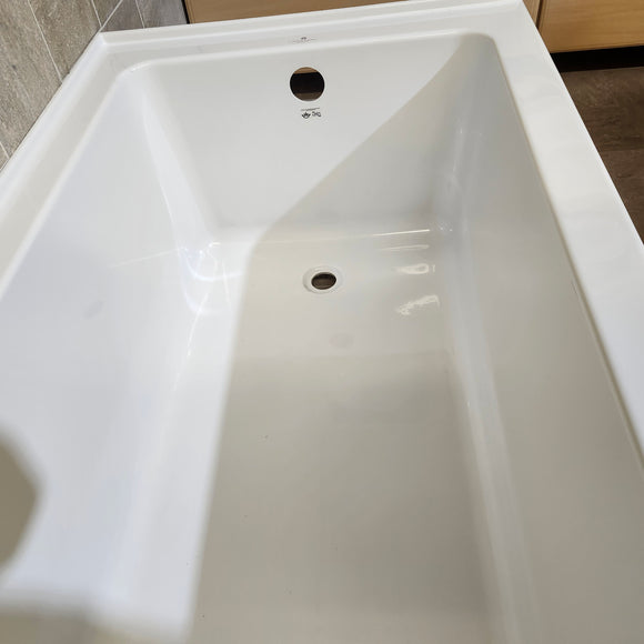 Produits Neptune 60 x 30 Pia Right Hand Alcove Bathtub with Skirt Floormodel Clearance as is m10