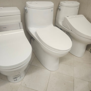 Toto Carlyle II Elongated Skirted 1pc Toilet with Seat Floormodel Clearance as is CST614CEFGA4 SS124 I8