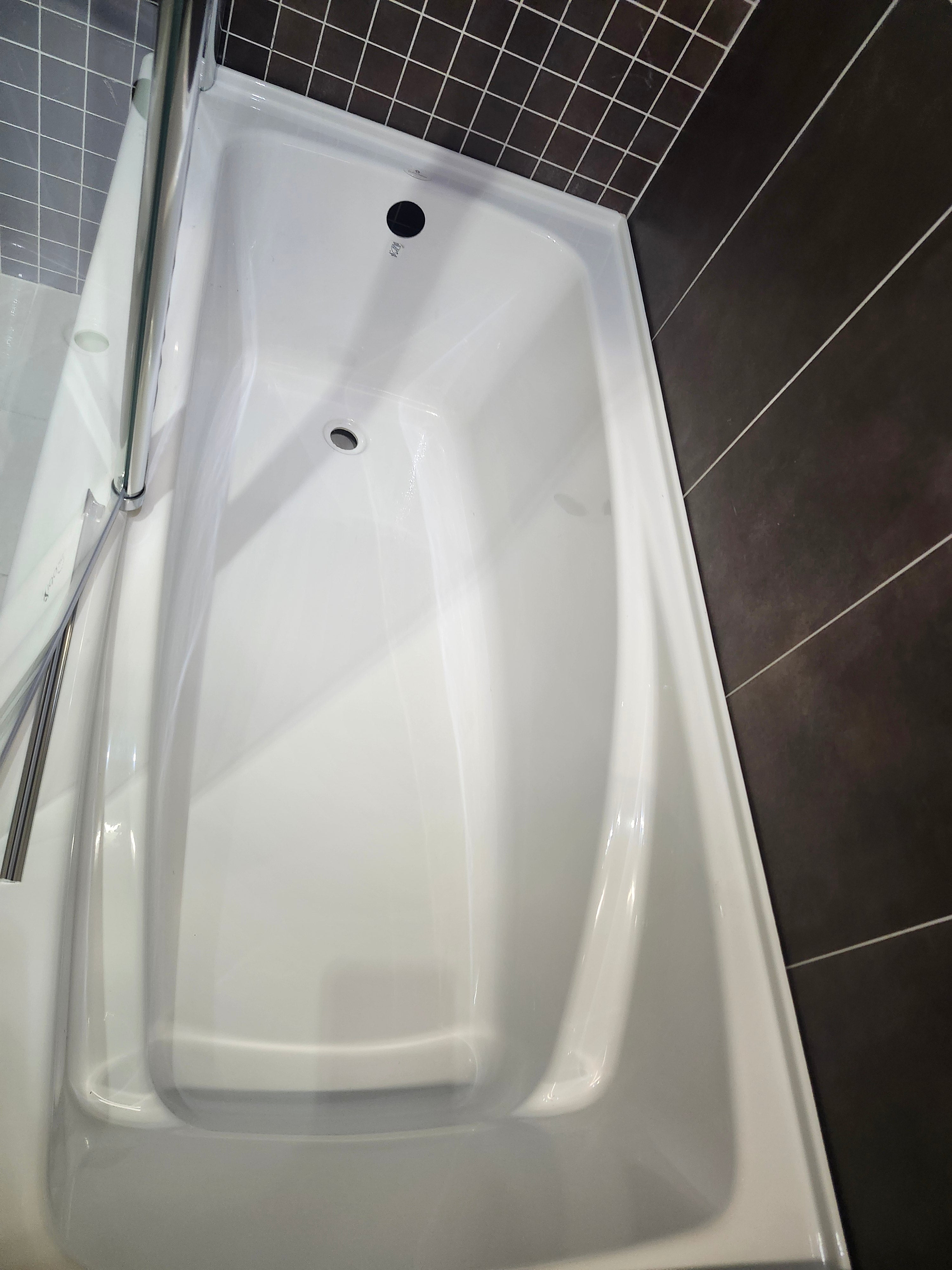 Neptune 60 x 30 built in bathtub and vida tub door (as is)