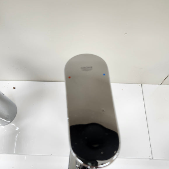 Grohe Kitchen Faucet with Extending Faucet Head Chrome Floormodel Clearance As Is