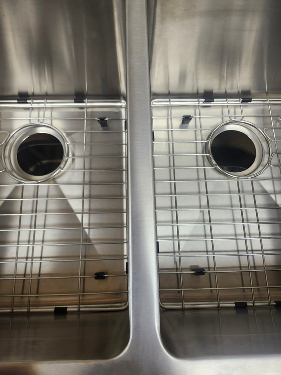 Vida Acute 32" x 18" Stainless Steel Square Undermount Kitchen Sink Floormodel Clearance As is