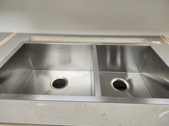 Blanco 401244 QUATRUS R0 33 in. 60/40 Double Bowl Undermount Stainless Steel Kitchen Sink Floormodel Clearance