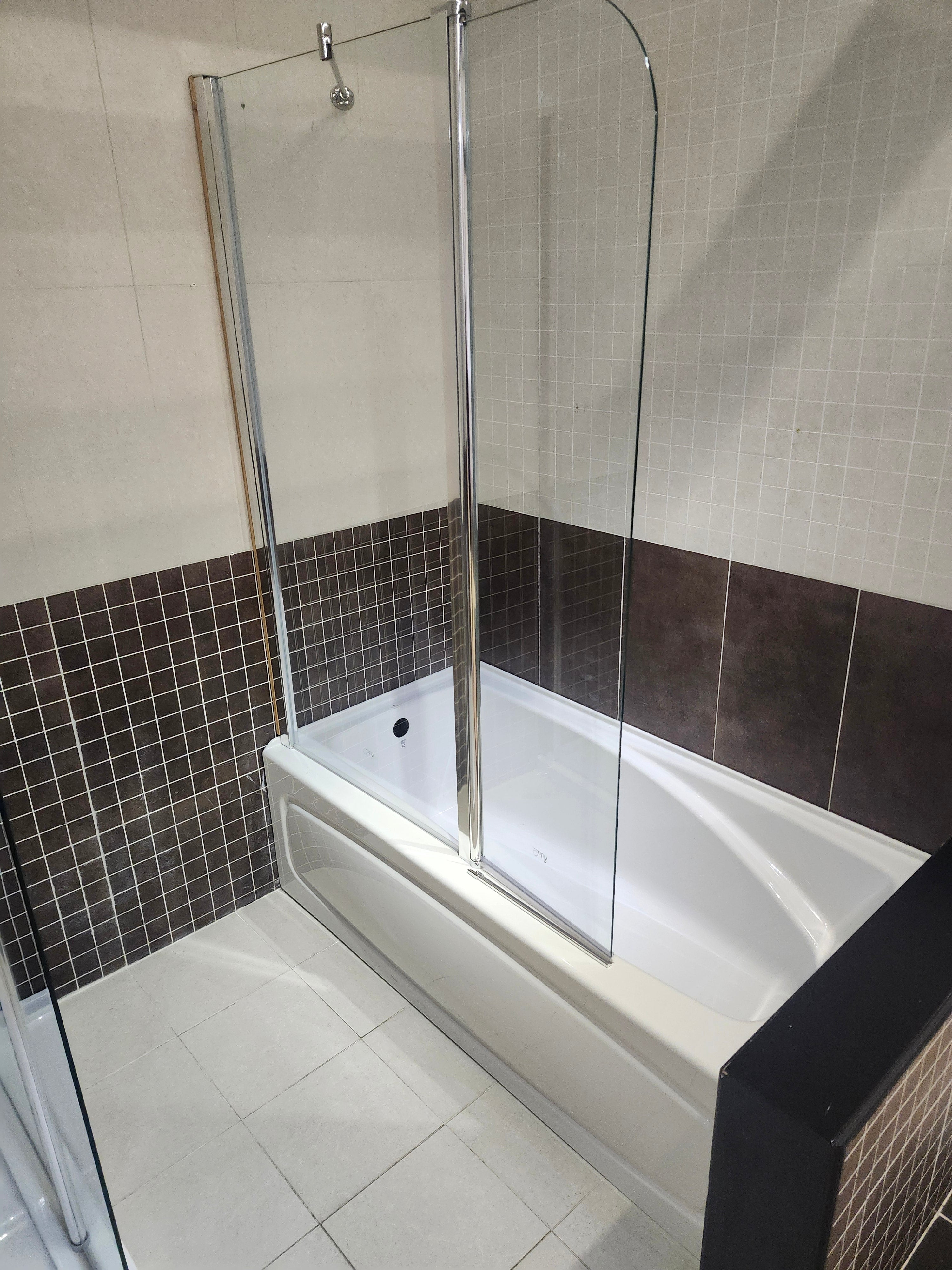 Neptune 60 x 30 built in bathtub and vida tub door (as is)