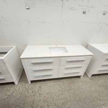 Vida 60 Inch Bathroom Vanity & Quartz Top Floormodel Clearance Sold As Is (212)