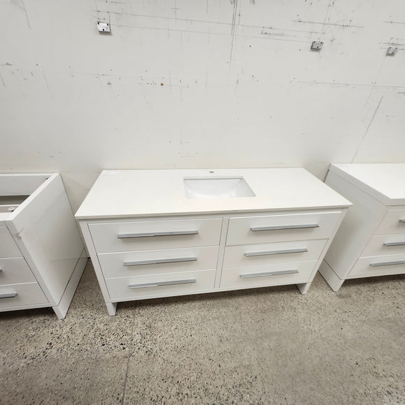 Vida 60 Inch Bathroom Vanity & Quartz Top Floormodel Clearance Sold As Is (212)