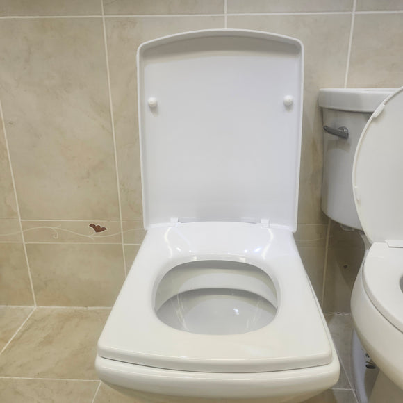 Kohler 2pc Elongated Toilet with Seat Floormodel Clearance as is K4472 K4308  I12