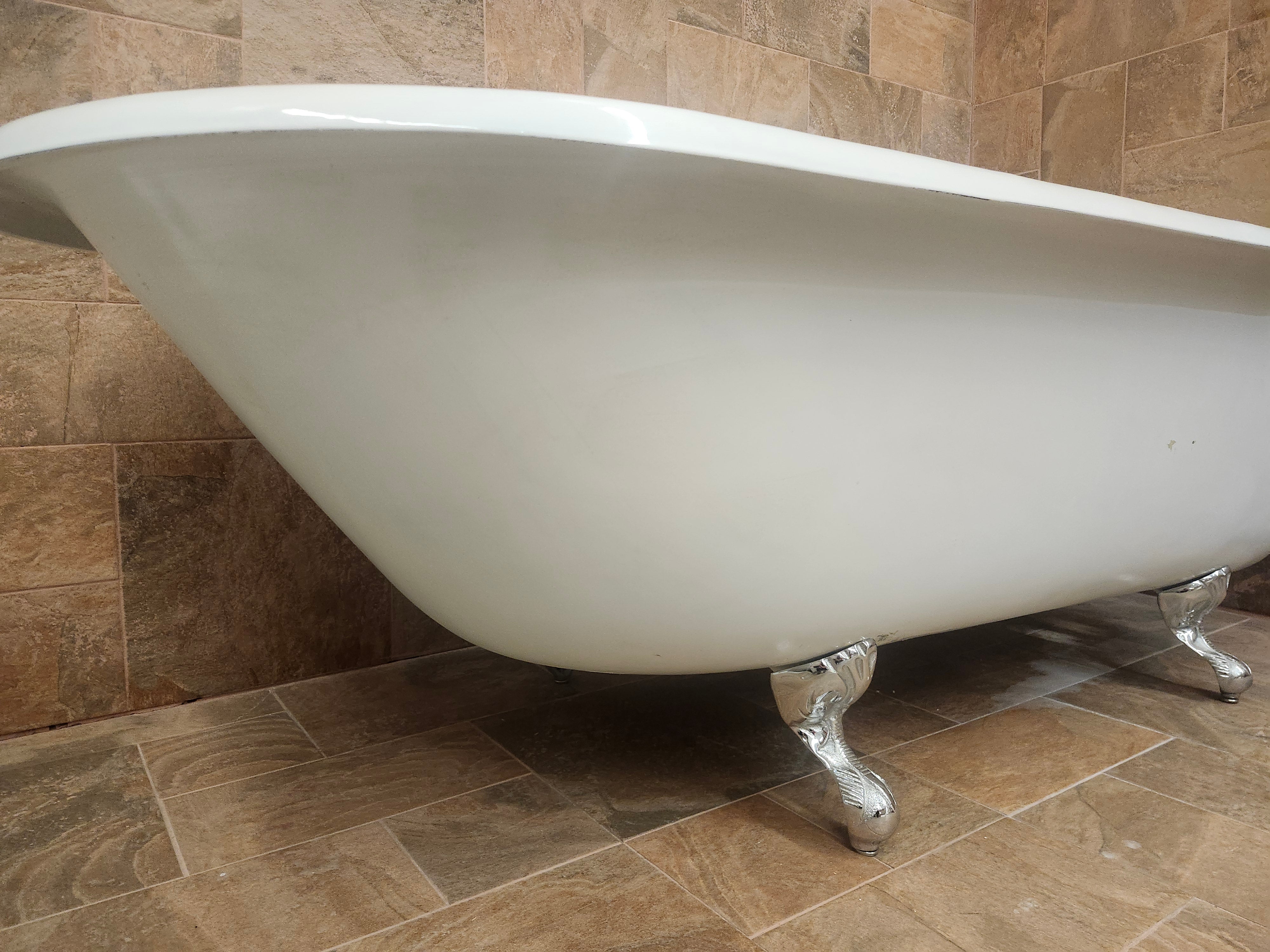 Clawfoot 67x30 Roll Top Freestanding Bathtub (No Feet) (as is)