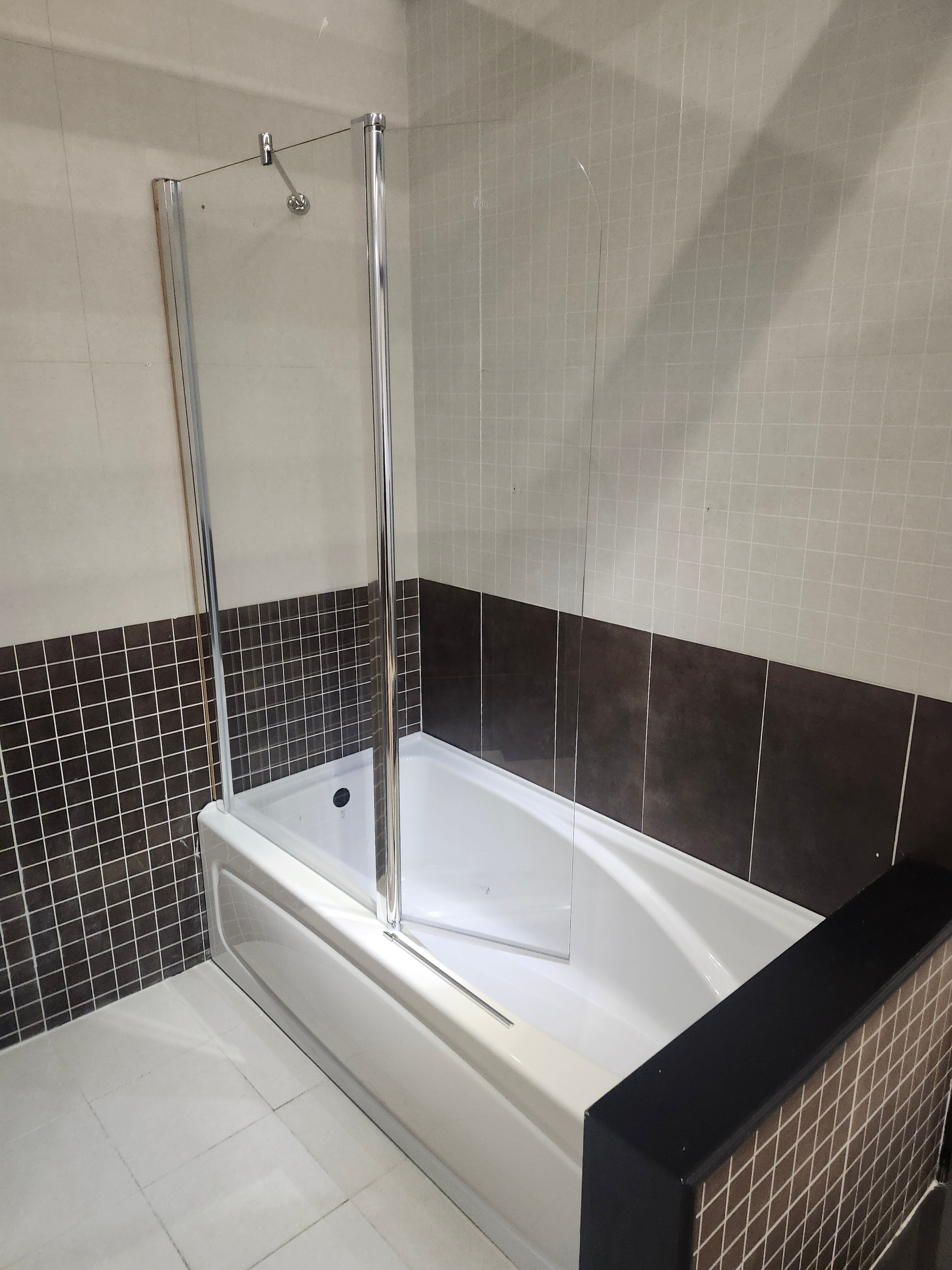Neptune 60 x 30 built in bathtub and vida tub door (as is)