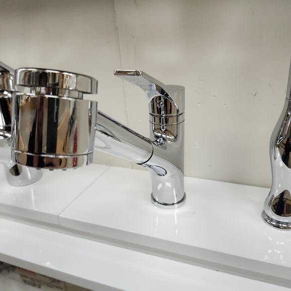 Vida Kitchen Faucet with Extending Faucet Head Chrome Floormodel Clearance As Is