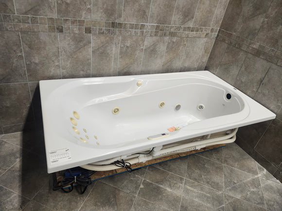 Maax Tub 72 x 36 Hydmax baccarat white floormodel clearance as is m6