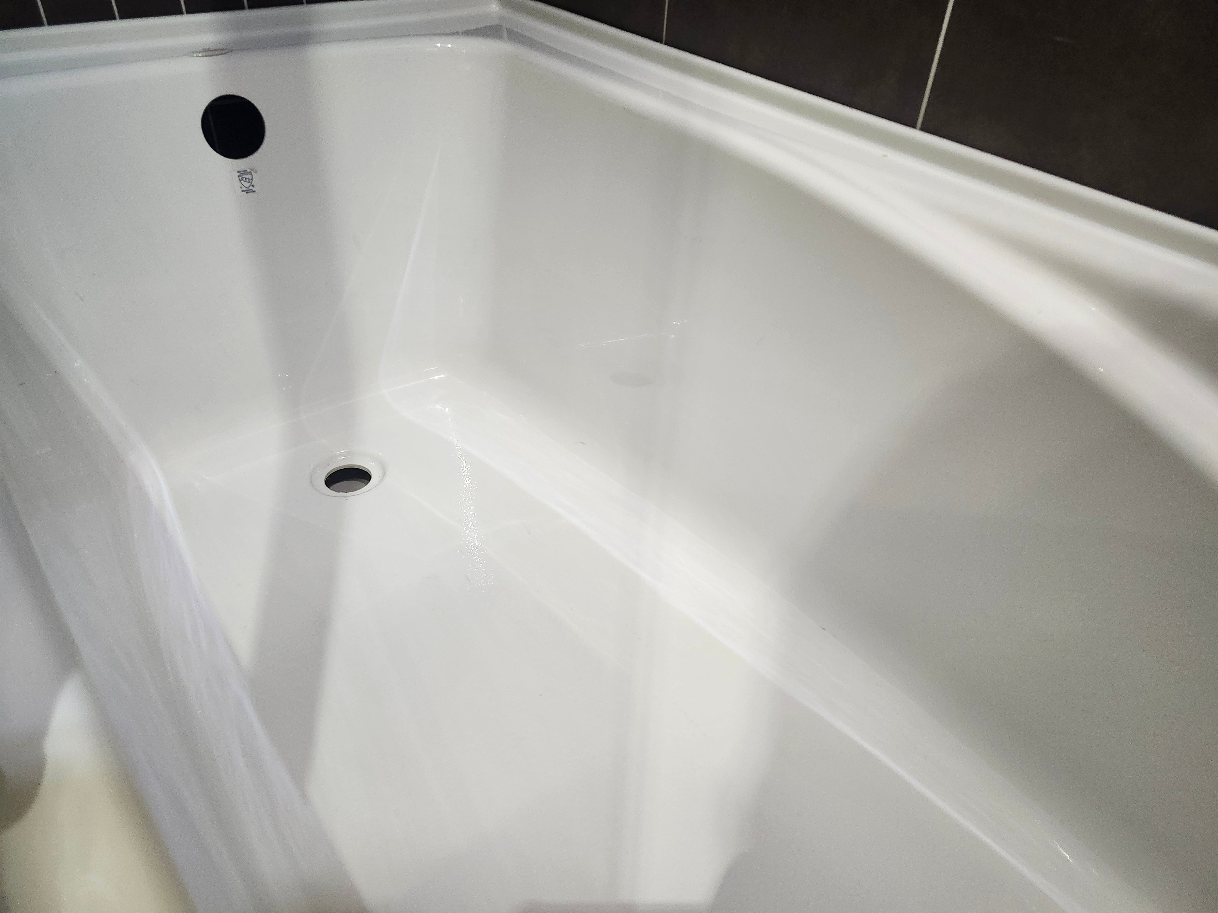 Neptune 60 x 30 built in bathtub and vida tub door (as is)