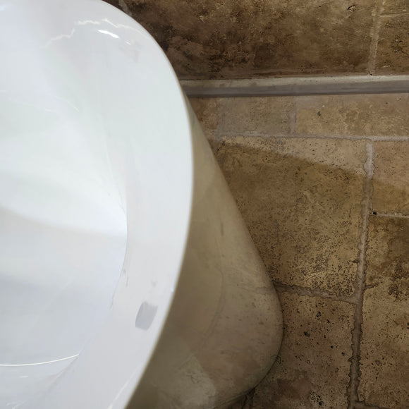 Aura Fiora 69 x 32 Freestanding Bathtub Floormodel Sold as is Clearance M9