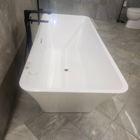 Rubi Eve 67 x 30 Freestanding Bathtub Floormodel Clearance as is M4