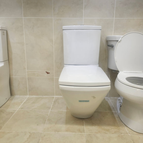 Kohler 2pc Elongated Toilet with Seat Floormodel Clearance as is K4472 K4308  I12