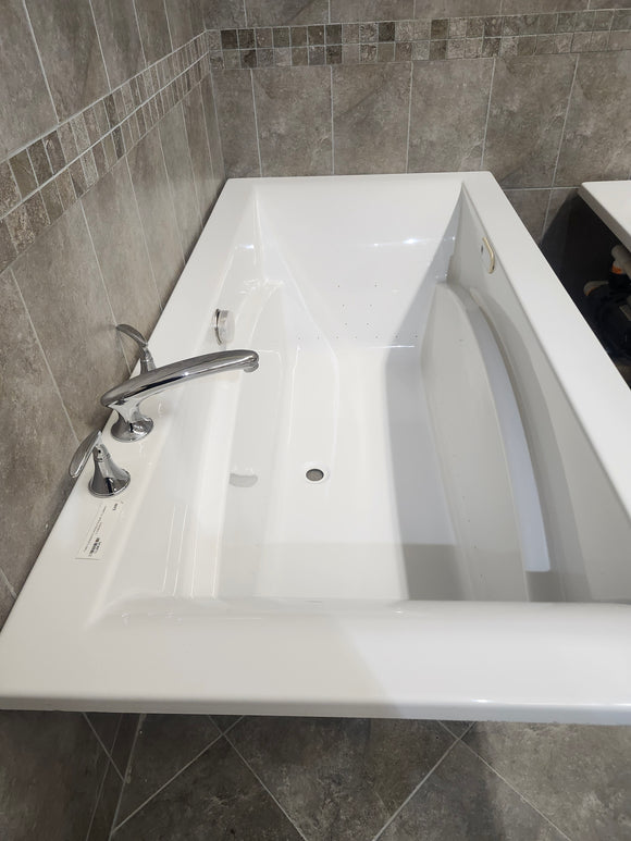 Maax Tub 72 x 36 Arofeel optik white floormodel clearance as is m6