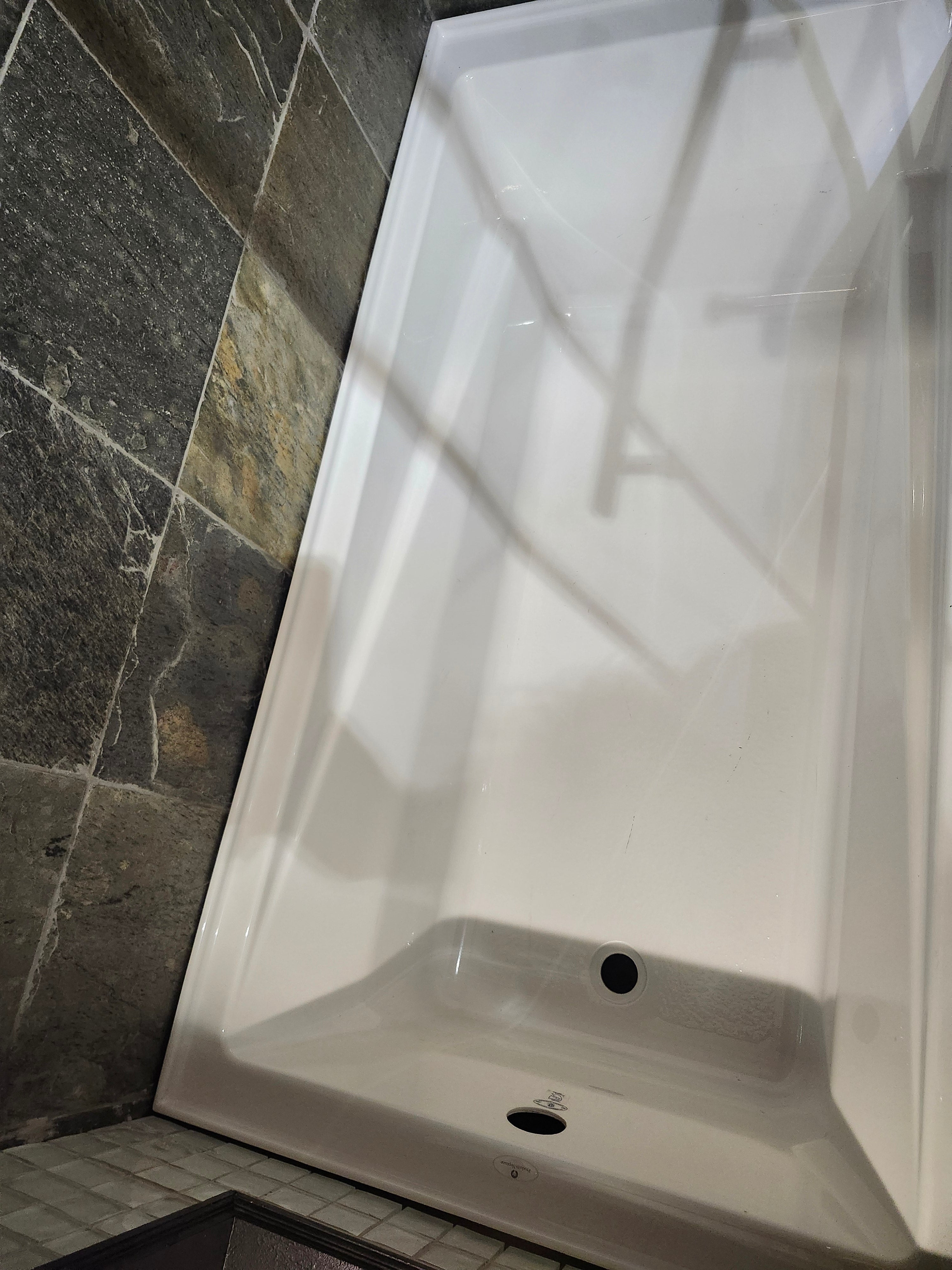 neptune 60 x 32 built in bathtub and vida tub door (as is)