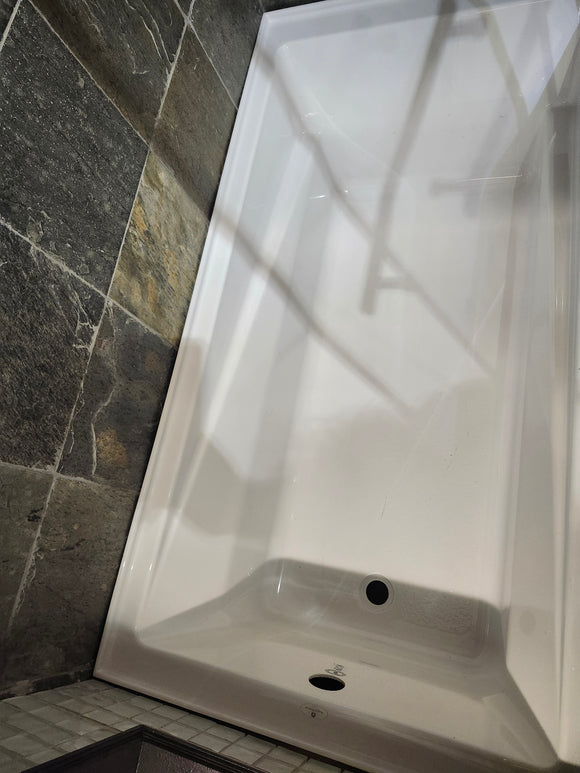 neptune 60 x 32 built in bathtub and vida tub door (as is)