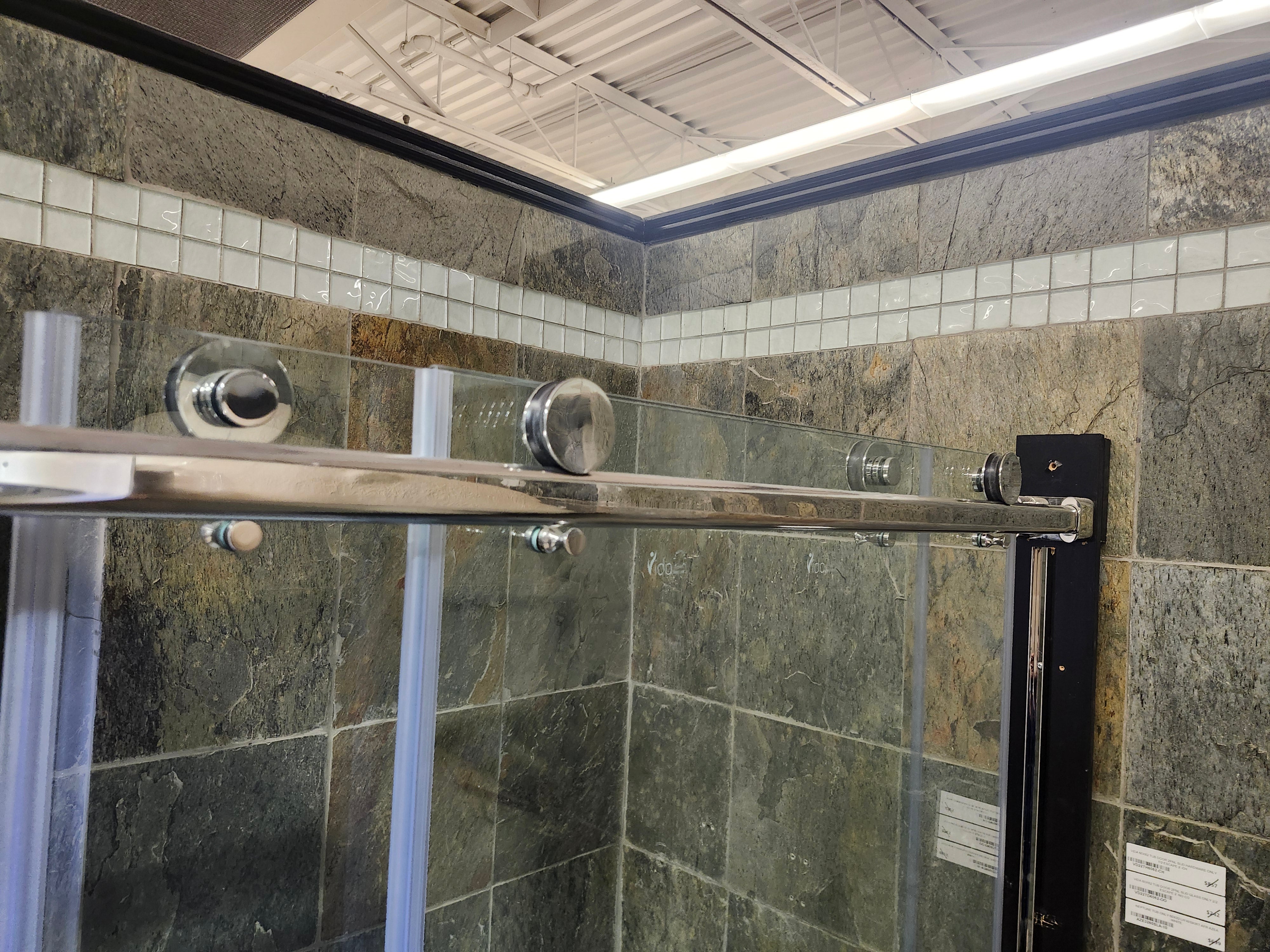 neptune 60 x 32 built in bathtub and vida tub door (as is)
