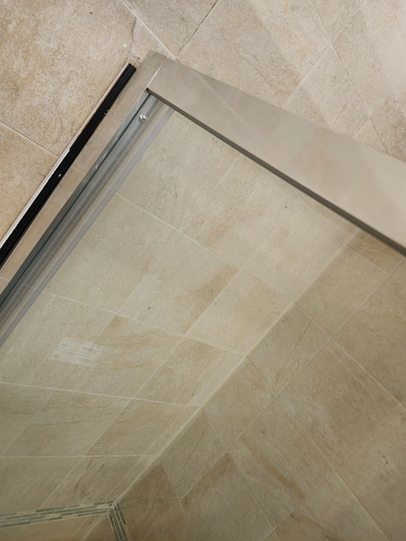 Maax 60 x 32 built in bathtub and vida tub door (as is) J7
