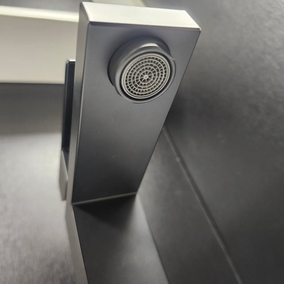 Vida Kilani Single Hole Faucet Matte Black Floormodel Clearance as is (153)