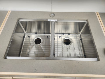 Vida Acute 32" x 18" Stainless Steel Square Undermount Kitchen Sink Floormodel Clearance As is