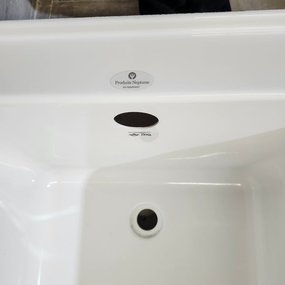Produits Neptune 60 x 30 Pia Right Hand Alcove Bathtub with Skirt Floormodel Clearance as is m10