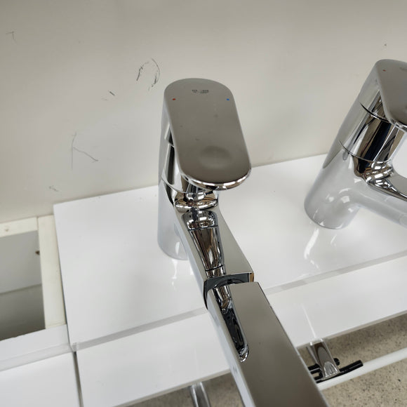 Grohe Kitchen Faucet with Extending Faucet Head Chrome Floormodel Clearance As Is