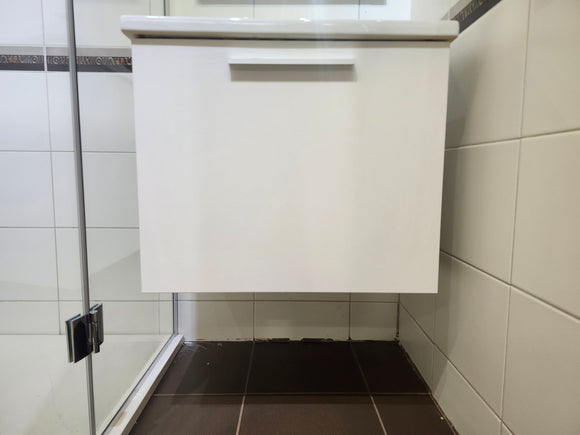 24" Vida Elements Vanity and Countertop Combo with Mirror (as is) j1
