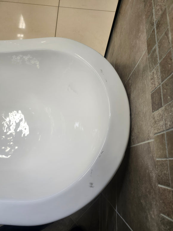 Vida Clawfoot Tub 72 x 31 with Feet White Floormodel Clearance m6
