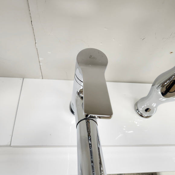 Vida Kitchen Faucet with Extending Faucet Head Chrome Floormodel Clearance As Is