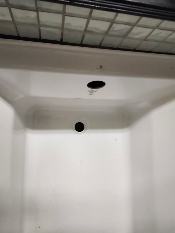 Neptune 60 x 32 built in bathtub as is floormodel with skirt afr azea k8