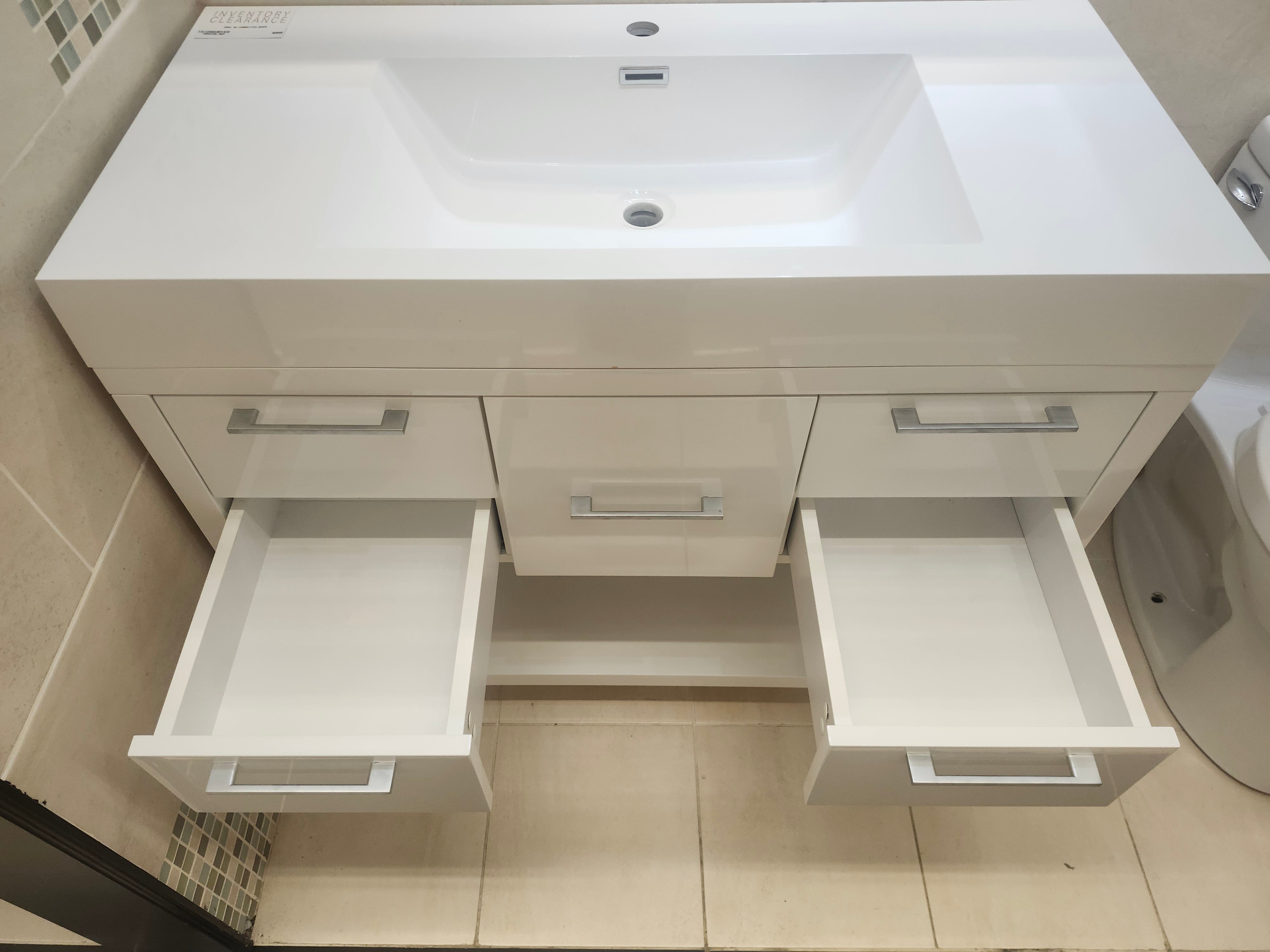 39" Vero Glossy White Vanity with Countertop Combo (as is)