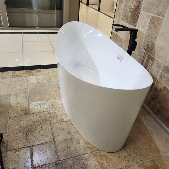 Aura Fiora 69 x 32 Freestanding Bathtub Floormodel Sold as is Clearance M9