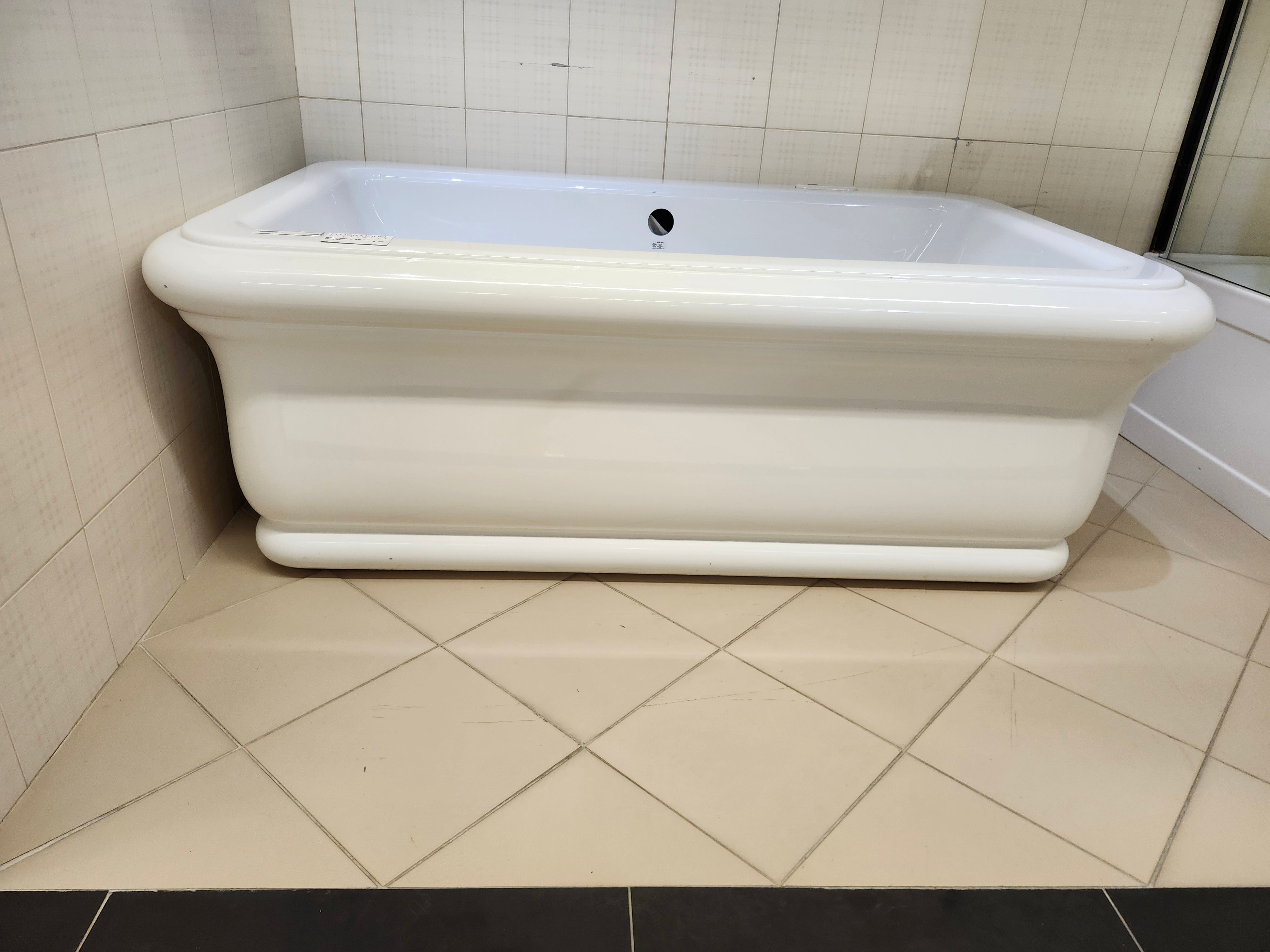 Maax Free standing Air Tub 70" x 42"