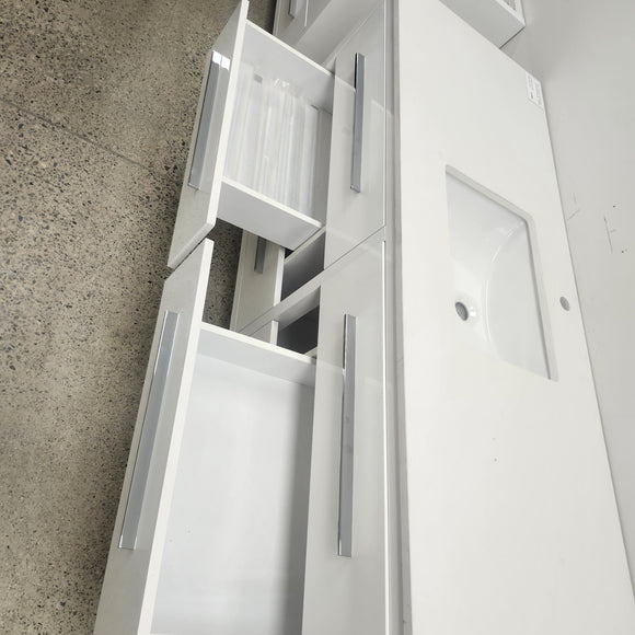 Vida 60 Inch Bathroom Vanity & Quartz Top Floormodel Clearance Sold As Is (212)