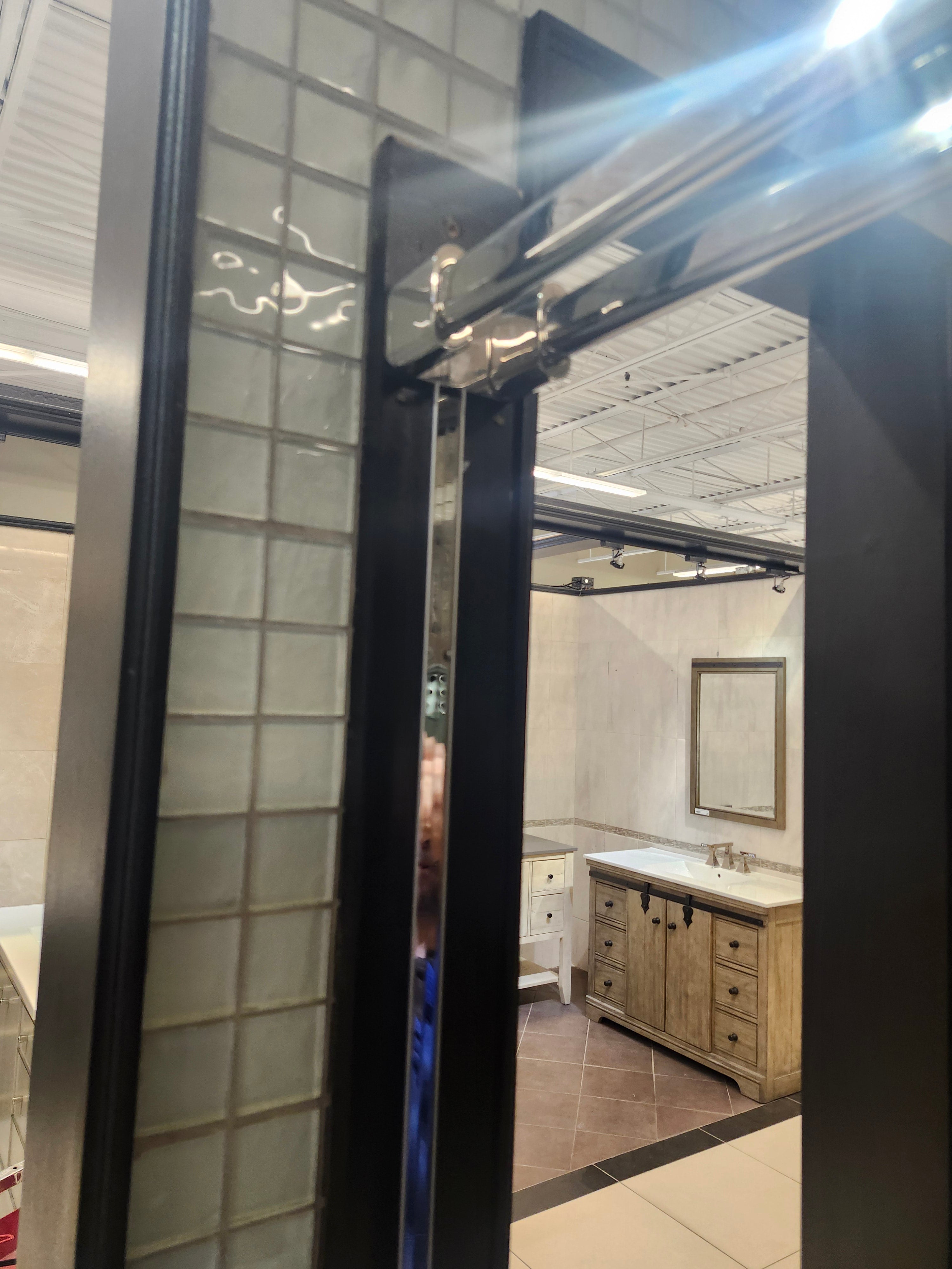 neptune 60 x 32 built in bathtub and vida tub door (as is)