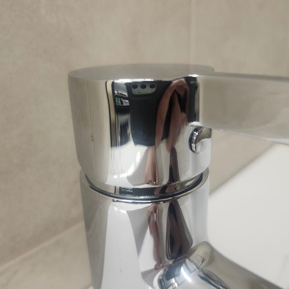 Vida Single Hole Bathroom Vanity Faucet As Is Floormodel Clearance J11