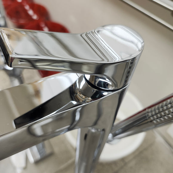 Aquabrass Roman Deck Tub Filler Metro Chrome With Hand Held Shower Head Floormodel Clearance As Is