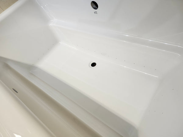 Maax Free standing Air Tub 70" x 42"