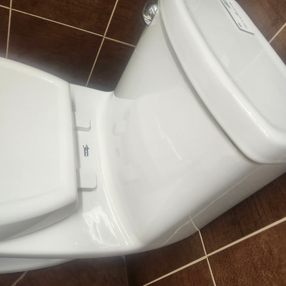 American Standard 1pc Elongated Toilet Floormodel Clearance as is (H9)2403128020