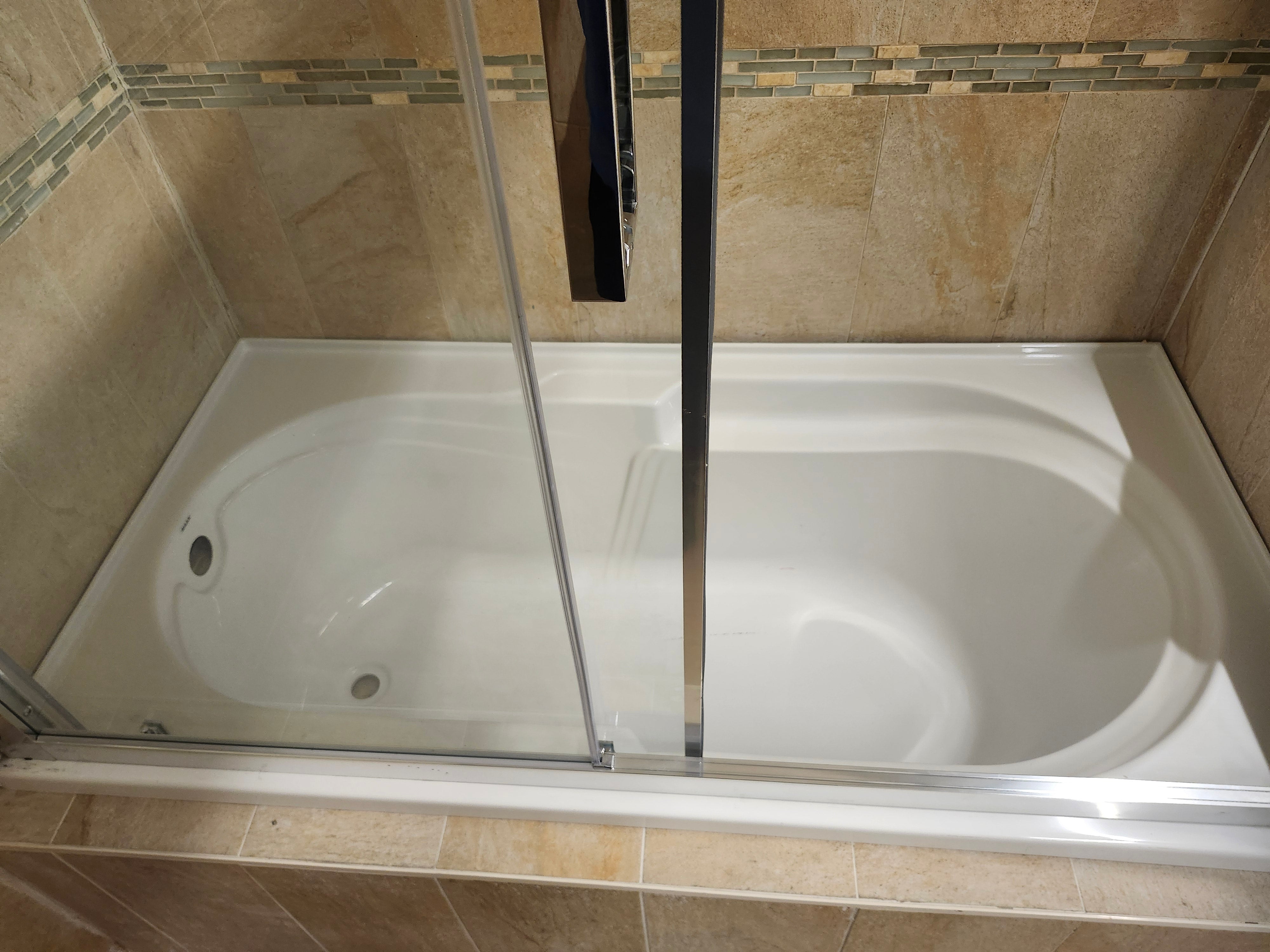 Maax 60 x 32 built in bathtub and vida tub door (as is)