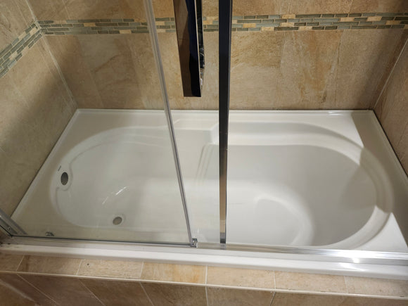 Maax 60 x 32 built in bathtub and vida tub door (as is) J7