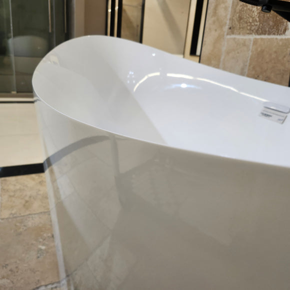 Aura Fiora 69 x 32 Freestanding Bathtub Floormodel Sold as is Clearance M9